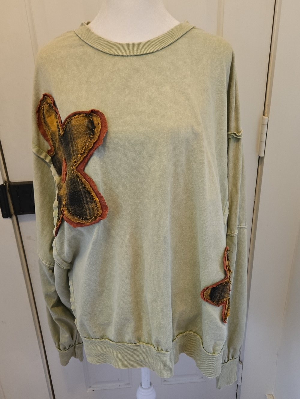 Easel Oversized Washed Light Green Flower Appliqué Pullover Crew Sweatshirt L